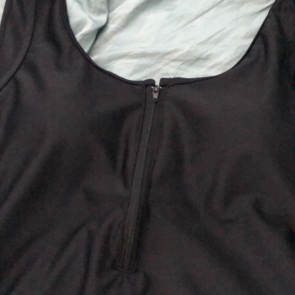 One piece - Picture 2 of 3